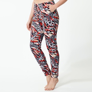 Pantalon Pijama Bumbac 100% Vienetta Model 'Crimson Majesty'. Prezentare pantaloni din lateral.