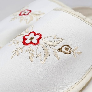 Papuci Casă Damă Piele Albă 'Akna Rogue' Red Touch - Prezentare detaliu broderie.