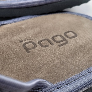 Calitate Pago: logo embosare fină a monogramelor și velur catifelat cu ventilație activă.