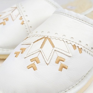 Papuci de Casă Damă din Piele Îmblăniți cu Lână de Oaie Model 'Harmony' White - Prezentare detaliu broderie.