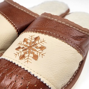 Papuci de Casă Damă din Piele Îmblăniți cu Lână Model 'Let it Snow' Caramel-Prezentare detaliu broderie.