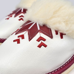 Papuci de Casă Damă din Piele Îmblăniți cu Lână Model 'Simple Harmony' Burgundy - Papuci detaliu broderie.