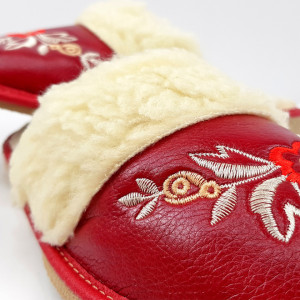 Papuci de Casa Dama Imblaniti cu Lana de Oaie Model 'Akna Rogue' Red Winter