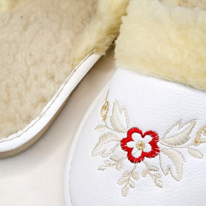 Papuci de Casa Dama Imblaniti cu Lana de Oaie Model 'Akna Rogue' White
