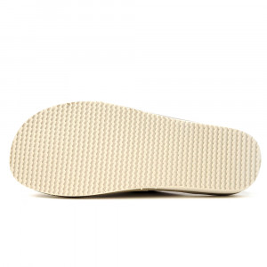 O pereche de papuci de casă din piele crem, model Luxury Woman Creamy, cu perforații delicate și talpă groasă.