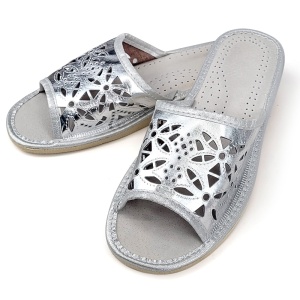 Papuci de Casa din Piele Model 'Silver Petals'. Prezentare papuci de casă semiprofil.
