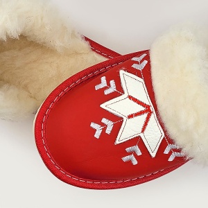 Papuci de Casă Îmblaniti cu Lână de Oaie Model 'Reverse Harmony' Red - Prezentare papuci detalii.