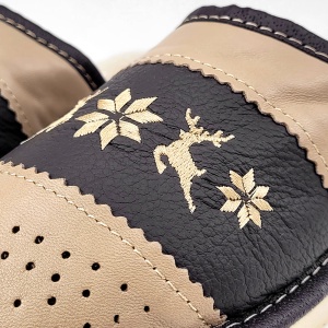 Papuci de Casă Îmblaniti cu Lână Model 'Nordic Tradition' Brown - Prezentare papuci detaliu broderie.