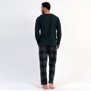 Vedere din spate a pijamalei bărbătești din bumbac cu pantaloni în carouri, evidențiind croiala lejeră.