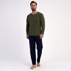 Profil lateral al pijamalei pentru bărbați Vienetta|MAN Herbal Green, arătând potrivirea comodă pe siluetă.