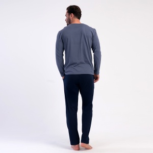 Vedere din spate a pijamalei bărbătești Vienetta|MAN Fume Grey, evidențiind croiala lejeră a bluzei și a pantalonilor.