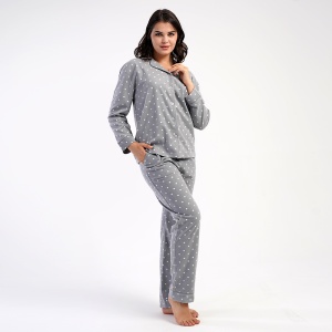 Pijama cu Nasturi din Flanel (Polar) Vienetta, Model 'Snmow Dots' - Prezentare pijama vedere din semiprofil.