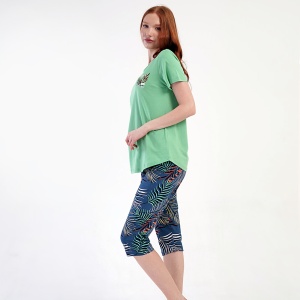 Pantaloni tip capri cu imprimeu botanic vibrant, ideali pentru orice sezon.