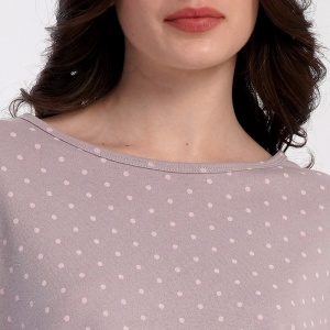 Pijama Damă din Bumbac Interlock 100% Vienetta, Model 'Sweet Cream' - Prezentare piajam detaliu decolteu bluză.