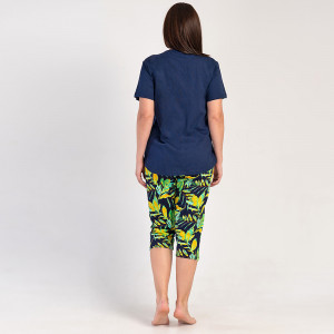 O femeie relaxată purtând Pijamaua Doamne Mărimi Mari Vienetta Exotic Blue.