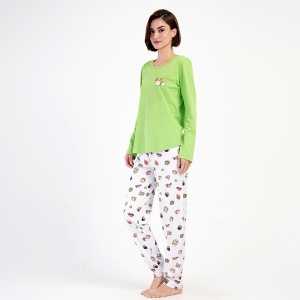 Pijama Dama din Bumbac 100% Vienetta, Model 'WasaBae'. Prezentare pijama din semiprofil.