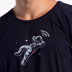 Pijama Mărimi Mari Bărbați Vienetta|MAN, Model 'Space - The Final Frontier' | Relaxare și Stil. Prezentare dietaliu imprimeu.