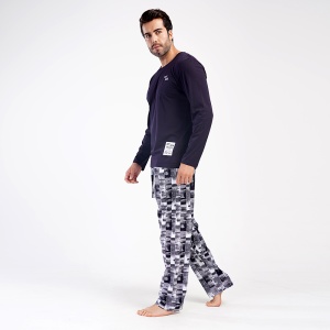 Pijamale Bărbați din Bumbac 100% Vienetta | MAN Model 'Collect' . Prezentare pijama din lateral.