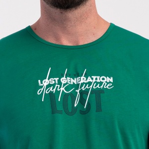Detaliu cu decolteul și imprimeul 'Lost Generation' aplicat pe pieptul bluzei verde intens.
