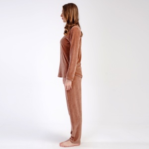 Pijamale Dama Compleu din Soft Velur Vienetta Model 'Cutie' | Confort și Călduroasă. Prezentare din lateral.