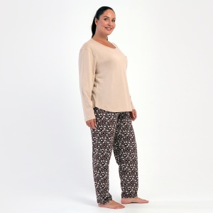 Vedere din profil lateral a pijamalei din bumbac plus-size, arătând potrivirea lejeră a pantalonilor și bluzei.
