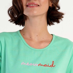 Pijamale damă din bumbac 100% Vienetta model 'MeowMaid', bluză verde deschis cu pisicuțe cu coadă de sirenă și pantaloni scurți multicolori cu pisicuțe.