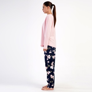 Pijamale Dama Mărimi Mari Vienetta Model 'Always With You' Baby Pink | Confort și Iubire. Prezentare din lateral.