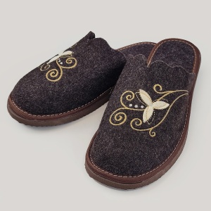 Papuci de Casă din Postav Model 'Royal Petal' Brown | Prezentare papuci din semiprofil.
