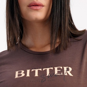 Pijama Damă Vienetta, Model 'Enjoy the Bitter Sweet Taste of Life' Brown-Prezentare pijama detaliu imprimeu.