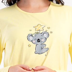 Pijamale Dama din Bumbac 100% Vienetta, Model 'Pure Love' Yellow. Prezentare pijama detaliu imprimeu.