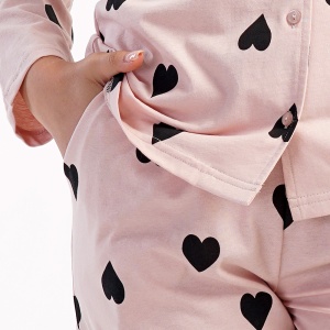 Pijama cu Nasturi Damă din Bumbac 100% Vienetta Model 'Pure Love' - Prezentare pijama detaliu buzunar.