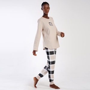 Pijamale Dama Vătuită la Interior din Bumbac Vienetta Model 'Good Things' | Căldură și Dispoziție. Prezentare din lateral.