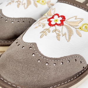 Papuci de Casă Damă din Piele Îmblăniți cu Lână de Oaie Model 'London Brogue' - Prezentare detaliu broderie.