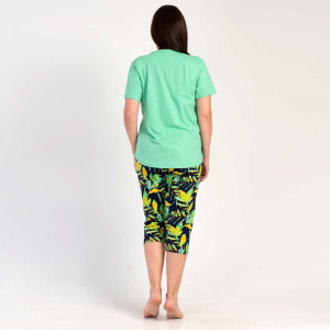 O femeie relaxată purtând Pijamaua Doamne Mărimi Mari Vienetta Exotic Bright Green.