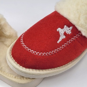 Papuci de Casă Damă Plușați și Îmblăniți cu Lână Model 'Winter Mood' Red - Prezentare detalii.
