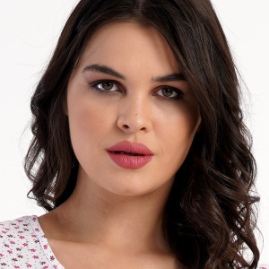 Ținută clasică și rafinată de noapte, disponibilă în mărimile M–XXL.