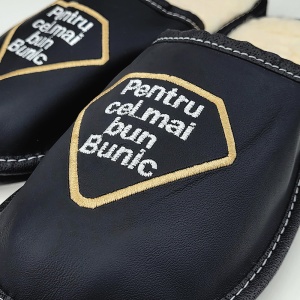 Papuci de Casă din Piele Îmblăniți cu Lână Culoare Negru Model 'Pentru Cel Mai Bun Bunic'-Prezentare detaliu broderie.