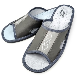 Papuci de Casa din Piele Culoare Gri Model 'Geometric Aproch' - Prezentare din semiprofil.
