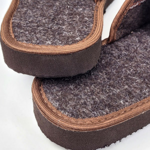 Papuci de casă din postav Lim Art Model Lounge Brown, culoare crem natur, model minimalist UNI, broderie discretă "Lim Art", talpă antiderapantă.