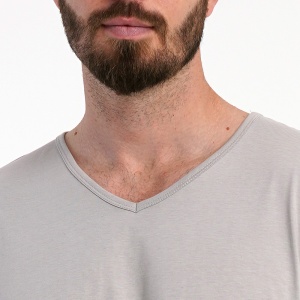 Pijamale Bărbați Mărimi Mari Vienetta | MAN Model 'Privilege' Gray Beige - Prezentare pijama detaliu decolteu în V.