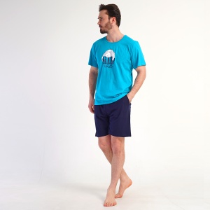 Fotografie cu modelul din lateral, evidențiind croiala lejeră a bluzei și a pantalonilor scurți. Se poate observa și textura moale a bumbacului.