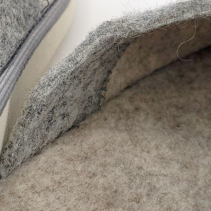 O pereche de papuci de casă din postav gri, cu o broderie florală discretă. Papucii au un design minimalist și elegant, fiind ideali pentru a te bucura de confort și căldură la tine acasă.