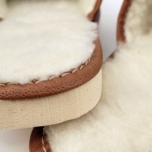 Papuci de Casă Damă din Piele Îmblăniți cu Lână Model 'Let it Snow' Caramel-Prezentare grosime talpă.