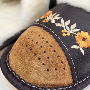 Papuci de Casa Dama Imblaniti cu Lana de Oaie Model 'Flower Garlands' Brown