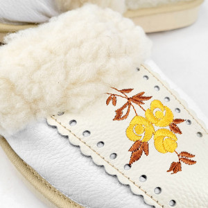 Papuci de Casa Dama Imblaniti cu Lana de Oaie Model 'Root Traditions' White Creamy