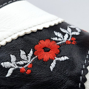 Papuci de Casa Dama Material Piele Culoare Alb/Negru, Model 'Harmony Flower'