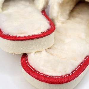 Talpă cu grosime diferențiată și interior îmblănit cu lână naturală de oaie.