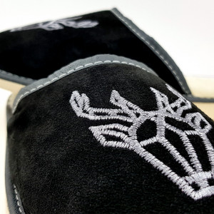 Papuci de Casa din Piele Intoarsa Imblaniti cu Lana Model 'Cerbul Carpatin' Black