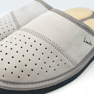 Papuci de Casa din Piele pentru Bărbați 'Gentleman's Classic' Light Gray - Prezentare detaliu papuci.