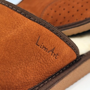 Papuci de Casa din Piele pentru Bărbați 'Gentleman's Classic' Sienna - Prezentare papuci prezentare logo brand.